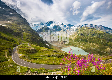 Schöne Aussicht auf gewundenen Berg Passstrasse in den Alpen durch idyllische Bergwelt mit Gipfeln, Gletschern, Seen und grüne Weide Stockfoto