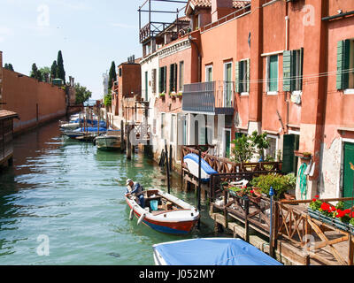 Venezia, Italien - 17. Mai 2016: Venezianischen Kanäle und gemeinsamen Häuser Stockfoto