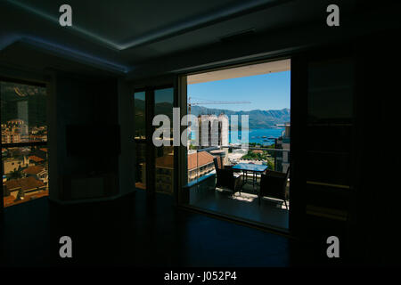 Meerblick aus dem Fenster. Budva, Montenegro Stockfoto