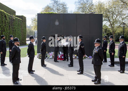 Die Namen der gefallenen Offiziere Pc Keith Palmer und Pc Gareth Browning werden die nationalen Polizisten Roll Of Honour & Erinnerung während einer Polizei Roll Of Honour Vertrauen Zeremonie in London hinzugefügt. Verein-Foto. Bild Datum: Montag, 10. April 2017. PC Palmer wurde in der Westminster-Angriff im März getötet, während Pc Browning starb im April, mehr als drei Jahre nachdem er ernsthaft verletzt, wenn er mit hoher Geschwindigkeit durch ein gestohlenes Auto während der Dienstzeit getroffen wurde. Finden Sie unter PA Geschichte Polizei Westminster. Bildnachweis sollte lauten: Rick Findler/PA Wire Stockfoto