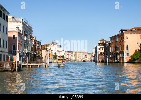 Venezia, Italien - 17. Mai 2016: Grachten und historischen Gebäude der venezianischen Lagune. Stockfoto