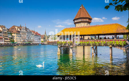 Altstadt von Luzern mit berühmten Kapellbrücke, die Stadt Symbol und eine der wichtigsten Sehenswürdigkeiten der Schweiz im Sommer Stockfoto