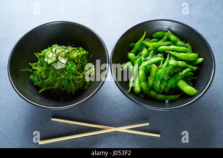 Edamame Sojabohnen frische Sojabohnen und Algen-Salat mit Gurke asiatische Vorspeisen Stockfoto