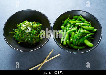 Edamame Sojabohnen frische Sojabohnen und Algen-Salat mit Gurke asiatische Vorspeisen Stockfoto
