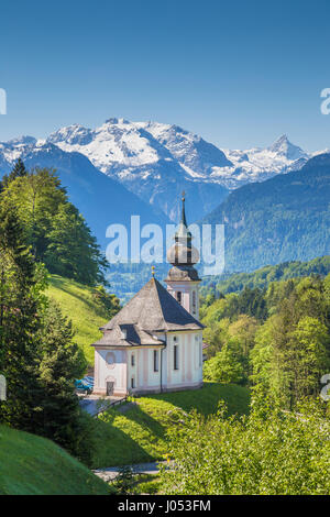 Idyllische Bergwelt der Alpen mit Wallfahrt Kirche von Maria Gern und berühmte Watzmann-Gipfel im Hintergrund an einem sonnigen Tag mit blauem Himmel Stockfoto