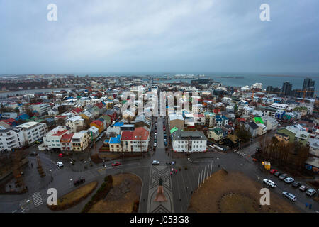 Luftbild von Reykjavik an einem bewölkten Tag aus Hallgrimskirkja Kirche, West-Island Stockfoto