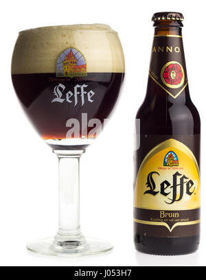 Flasche und Glas belgisches Leffe Bruin Bier isoliert auf weißem Hintergrund Stockfoto