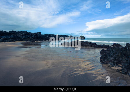 Gezeiten Sie, Markierungen und goldenem Sand am Skarðsvík Strand, Snaefellsnes Halbinsel, West-Island Stockfoto