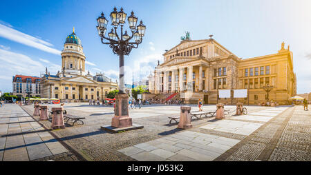 Panorama des berühmten Gendarmenmarkt mit Konzerthaus Berlin und Deutschen Dom im goldenen Abendlicht bei Sonnenuntergang, quadratische Berlin-Mitte Stockfoto