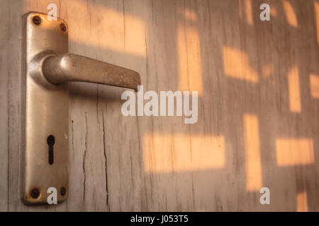 Alte Türknöpfe und Türen. Stockfoto