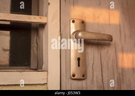 Alte Türknöpfe und Türen. Stockfoto