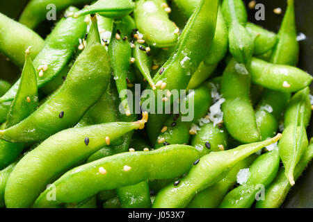 Edamame Sojabohnen frische Nahaufnahme Makro Textur unreife Sojabohnen im pod Stockfoto