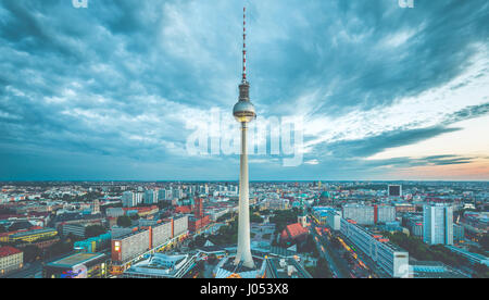 Luftaufnahme der Berliner Skyline mit berühmten Fernsehturm am Alexanderplatz und dramatische Wolkengebilde im Zwielicht während der blauen Stunde in der Abenddämmerung, Berlin-Mitte Stockfoto