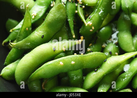 Edamame Sojabohnen frische Nahaufnahme Makro Textur unreife Sojabohnen im pod Stockfoto