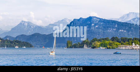 Malerischen Panoramablick auf Boote am idyllischen Vierwaldstättersee mit Bergkulisse der Alpen im Hintergrund an einem schönen sonnigen Tag im Sommer, Schweiz Stockfoto