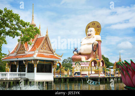 KOH SAMUI, THAILAND - 21. Oktober 2016: Wat Plai Laem Tempel große Buddha-Statue auf der Ferieninsel Samui Stockfoto