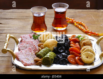 Östlichen Süßigkeiten (Baklava, Rahat Loachum) und getrocknete Früchte auf einem silbernen Tablett Stockfoto