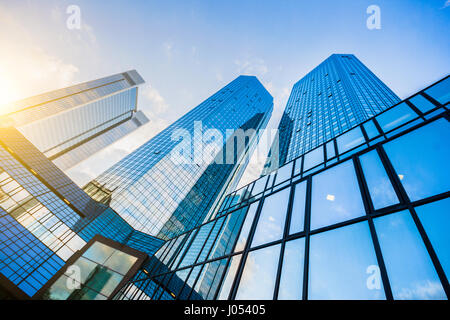 Moderne Wolkenkratzer im Geschäftsviertel in schönen goldenen Abendlicht bei Sonnenuntergang im niedrigen Weitwinkel Stockfoto
