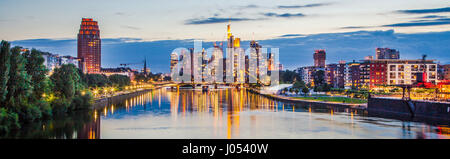 Klassische Panoramablick über die berühmte Skyline von Frankfurt Am Main mit dramatische Wolken bei Sonnenuntergang Dämmerung schöne Post während der blauen Stunde in der Abenddämmerung, Deutschland Stockfoto