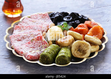 Östlichen Süßigkeiten (Baklava, Rahat Loachum) und getrocknete Früchte auf einem silbernen Tablett Stockfoto