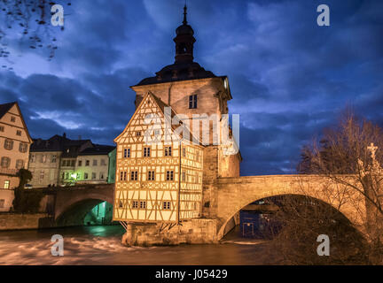 Klassische Panorama-Blick von der berühmten alten Rathaus Bamberg mit Regnitz River fließt in schöne Dämmerung bei Dämmerung, Region Oberfranken, Bayern Stockfoto