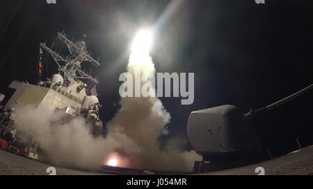 Der geführte Flugkörper-Zerstörer USS Porter (DDG-78) führt Streik Operationen im Mittelmeer, 7. April 2017. Porter, in Rota, Spanien, nach vorne bereitgestellt führt Marinebetriebe in den USA 6. Flotte Bereich der Maßnahmen zur Erhöhung der Sicherheit der Vereinigten Staaten in Europa interessiert. Obligatorische Credit: Ford Williams / US Navy über CNP - NO-Draht-SERVICE - Foto: Robert S. Price / US Navy/Consolidated/Dpa Stockfoto