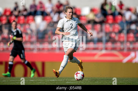 Erfurt, Deutschland. 9. April 2017. Deutschlands Josephine Henning in Aktion während der internationalen Frauen Freundschaftsspiel zwischen Deutschland und Kanada im Steigerwaldstadion Stadion in Erfurt, Deutschland, 9. April 2017. Foto: Thomas Eisenhuth/Dpa-Zentralbild/ZB/Dpa/Alamy Live News Stockfoto