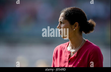 Erfurt, Deutschland. 9. April 2017. Deutschlands Trainer Steffi Jones bei der internationalen Frauen Freundschaftsspiel zwischen Deutschland und Kanada im Steigerwaldstadion Stadion in Erfurt, Deutschland, 9. April 2017 gesehen. Foto: Thomas Eisenhuth/Dpa-Zentralbild/ZB/Dpa/Alamy Live News Stockfoto