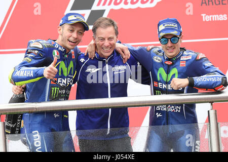 RIO HONDO, Argentinien - APRIL 09: (L-R) Valentino Rossi von Italien und Movistar Yamaha MotoGP, Lin Jarvis von Großbritannien und Yamaha Werksteam und Maverick Vinales von Spanien Movistar Yamaha MotoGP feiern auf dem Podium am Ende das MotoGP-Rennen während der MotoGp Argentinien - Rennen am 9. April 2017 in Rio Hondo, Argentinien. Foto: Marco Iorio) Stockfoto