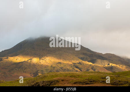 Coniston, Lake District, Cumbria. 10. April 2017. Einen trüben und kalten Start in den Tag, die Temperatur ist seit gestern als ändert sich das Wetter kälter landesweit deutlich gesunken. Kredit Dan Tucker/Alamy Live-Nachrichten Stockfoto