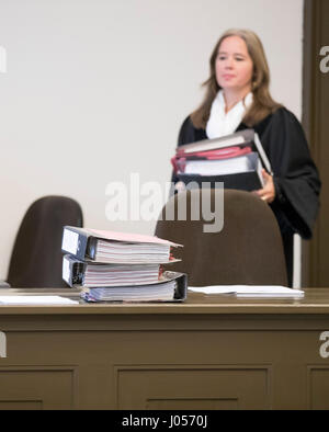 Hamburg, Deutschland. 10. April 2017. Richterin Anne Meier-Göring beginnt den Prozess gegen die vier Angeklagten wegen schweren Brandstiftung im Gerichtssaal von der Strafjustiz Gebäude in Hamburg, Deutschland, 10. April 2017. Verärgert über eine Mohammed-Karikatur vor zwei Jahren in der "Hamburger Morgenpost", vier junge Männer im Alter zwischen von 20 und 22 angeblich Set Fire to Verlages gedruckt. Foto: Christian Charisius/Dpa/Alamy Live News Stockfoto