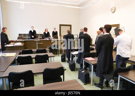 Hamburg, Deutschland. 10. April 2017. Richterin Anne Meier-Göring (3-L) beginnt den Prozess gegen die vier Angeklagten wegen schweren Brandstiftung im Gerichtssaal von der Strafjustiz Gebäude in Hamburg, Deutschland, 10. April 2017. Verärgert über eine Mohammed-Karikatur vor zwei Jahren in der "Hamburger Morgenpost", vier junge Männer im Alter zwischen von 20 und 22 angeblich Set Fire to Verlages gedruckt. Foto: Christian Charisius/Dpa/Alamy Live News Stockfoto