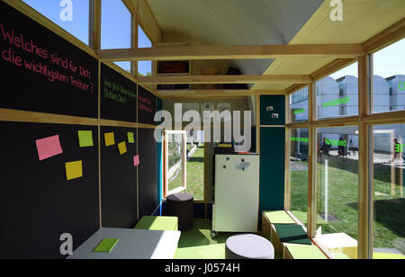 Berlin, Deutschland. 10. April 2017. Die "neue Arbeit Studio", ein Büro auf Rädern auf dem Bauhaus-Campus in Berlin, Deutschland, 10. April 2017 präsentiert. Foto: Britta Pedersen/Dpa-Zentralbild/Dpa/Alamy Live News Stockfoto
