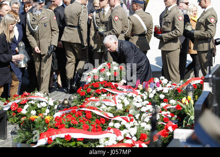 Warschau, Polen. 10. April 2017. Konservative Parteichef und Bruder des späten Präsidenten Lech Kaczynski, Jaroslaw Kaczynski (c) mit PM Beata Szydlo auf dem Soldatenfriedhof zum Gedenken an den 2010 Smolensk Flugzeugabsturz gesehen wird. Bildnachweis: Jaap Aires/Alamy Live-Nachrichten Stockfoto