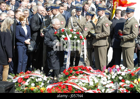 Warschau, Polen. 10. April 2017. Konservative Parteichef und Bruder des späten Präsidenten Lech Kaczynski, Jaroslaw Kaczynski (c) mit PM Beata Szydlo auf dem Soldatenfriedhof zum Gedenken an den 2010 Smolensk Flugzeugabsturz gesehen wird. Bildnachweis: Jaap Aires/Alamy Live-Nachrichten Stockfoto