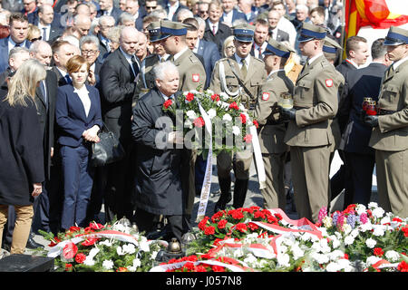 Warschau, Polen. 10. April 2017. Konservative Parteichef und Bruder des späten Präsidenten Lech Kaczynski, Jaroslaw Kaczynski (c) mit PM Beata Szydlo auf dem Soldatenfriedhof zum Gedenken an den 2010 Smolensk Flugzeugabsturz gesehen wird. Bildnachweis: Jaap Aires/Alamy Live-Nachrichten Stockfoto