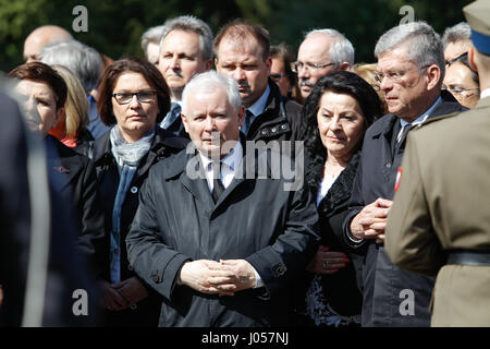 Warschau, Polen. 10. April 2017. Konservative Parteichef und Bruder des späten Präsidenten Lech Kaczynski, Jaroslaw Kaczynski (c) mit PM Beata Szydlo auf dem Soldatenfriedhof zum Gedenken an den 2010 Smolensk Flugzeugabsturz gesehen wird. Bildnachweis: Jaap Aires/Alamy Live-Nachrichten Stockfoto