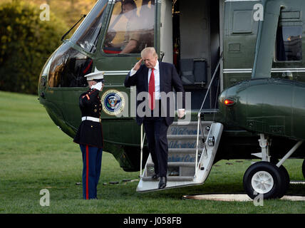 Washington, USA. 9. April 2017. US-Präsident Donald Trump grüßt der Marine Guard wie er landet nach seiner Ankunft im Weißen Haus in Washington, DC, 9. April 2017 von Marine One auf der südlichen Rasen. Bildnachweis: MediaPunch Inc/Alamy Live-Nachrichten Stockfoto