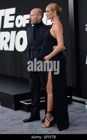 New York, NY, USA. 8. April 2017. Jason Statham, Rosie Huntington-Whiteley im Ankunftsbereich für THE FATE OF THE FURIOUS Premiere, Radio City Music Hall, New York, NY 8. April 2017. Bildnachweis: Kristin Callahan/Everett Collection/Alamy Live-Nachrichten Stockfoto