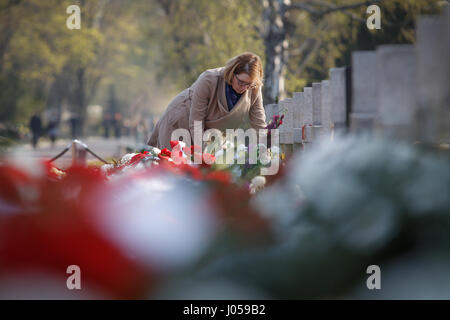 Warschau, Polen. 10. April 2017. Eine Frau legt Blumen auf einem Grabstein an der Warschauer Powazki Militärfriedhof in Warschau, die Hauptstadt von Polen, 10. April 2017. Polen war am Montag der siebten Jahrestag des Flugzeugabsturzes in dem 96 polnischen Menschen, einschließlich der dann-polnischen Präsidenten Lech Kaczynski getötet wurden. Bildnachweis: Jaap Aires/Xinhua/Alamy Live-Nachrichten Stockfoto