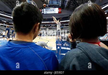 28. März 2017 - Dallas, Texas, USA - 27. März 2017. ShenXu (links) und seine Frau Licco Lee sehen die Dallas Mavericks Aufwärmen vor dem Spiel gegen Oklahoma Thunder. Chinesischen nationalen Shen Xu ist ein Fan von Dallas Mavericks-Spieler Dirk Nowitzki. Zu Ehren des NBA-Spieler 30.000 Punkten in seiner Karriere erzielte Shen Xu 300 Punkte für 100 Tage. Er wurde von den Mavericks eingeladen, um einen zeremoniellen 30.000. Punkt vor einem Spiel gegen Oklahoma Thunder American Airlines Center in Dallas, Texas zu schießen. (Kredit-Bild: © Ralph Lauer über ZUMA Draht) Stockfoto