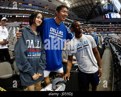 28. März 2017 - Dallas, Texas, USA - 27. März 2017. Licco Lee (links) und Shen Xu holen Sie sich ein Foto mit Dallas Mavericks small forward Harrison Barnes. Chinesischen nationalen Shen Xu ist ein Fan von Dallas Mavericks-Spieler Dirk Nowitzki. Zu Ehren des NBA-Spieler 30.000 Punkten in seiner Karriere erzielte Shen Xu 300 Punkte für 100 Tage. Er wurde von den Mavericks eingeladen, um einen zeremoniellen 30.000. Punkt vor einem Spiel gegen Oklahoma Thunder American Airlines Center in Dallas, Texas zu schießen. (Kredit-Bild: © Ralph Lauer über ZUMA Draht) Stockfoto