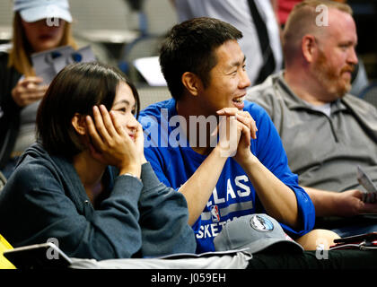 28. März 2017 - Dallas, Texas, USA - 27. März 2017. Licco Lee (links) und ihr Ehemann Shen Xu wurden zu einem Spiel der Dallas Mavericks eingeladen. Er ist ein Fan von Dallas Mavericks-Spieler Dirk Nowitzki, und zu Ehren des NBA-Spieler 30.000 Punkten in seiner Karriere erzielte Shen Xu 300 Punkte für 100 Tage. Er wurde von den Mavericks eingeladen, um einen zeremoniellen 30.000. Punkt vor einem Spiel gegen Oklahoma Thunder American Airlines Center in Dallas, Texas zu schießen. (Kredit-Bild: © Ralph Lauer über ZUMA Draht) Stockfoto