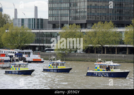 London, UK. 10. April 2017. Polizei-Boote überwachen Verkehr auf der Themse wie Trauernden die Ehre erweisen, während die Leichenwagen tragen den Sarg des PC Keith Palmer auf Lambeth Bridge vorbei. PC-Palmer wurde im letzten Monat Angriff in Westminster getötet. 5.000 Polizisten haben die Beerdigung Route von Westminster Abbey, Southwark Cathedral gesäumt. Bildnachweis: Stephen Chung/Alamy Live-Nachrichten Stockfoto