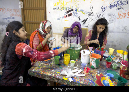 Dhaka, Bangladesch. 10. April 2017. 10 April 2017 Dhaka, Bangladesch '' "Bangladesh Kursteilnehmer des Institute of Fine Arts in Dhaka Universität beschäftigt zu machen die bunten Masken und Keramik für die Zubereitung von Bengali New Year Celebration in Bangladesch. Die UNESCO dazu Mangal Shobhajatra Festival auf Pahela Baishakh unter anderem neue Sicherung immaterielles Kulturerbe während ihrer 11. Sitzung in Addis Abeba, Äthiopien, das vom 28. November bis 02 Dezember läuft. © Monirul Alam Credit: Monirul Alam/ZUMA Draht/Alamy Live-Nachrichten Stockfoto