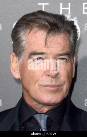 Pierce Brosnan im Ankunftsbereich für AMCs THE SON Serie Premiere, ArcLight Theater, Los Angeles, CA 3. April 2017. Foto von: Priscilla Grant/Everett Collection Stockfoto