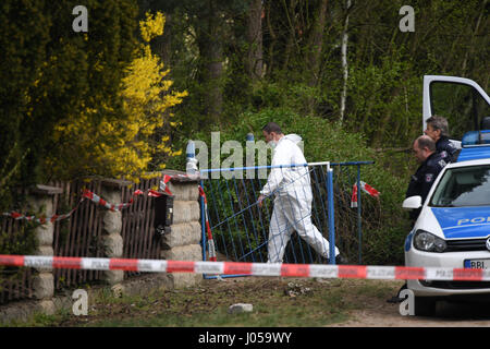 Borkheide, Deutschland. 10. April 2017. Ein Mitglied des Referats Kriminalität Szene betritt eine Eigenschaft in Borkheide, Deutschland, 10. April 2017. Ein Teenager aus Borkheide steht im Verdacht, wurden getötet und zerstückelt seine Mutter. Der 17 jährige junge wird derzeit in Untersuchungshaft gehalten. Foto: Ralf Hirschberger/Dpa-Zentralbild/Dpa/Alamy Live News Stockfoto