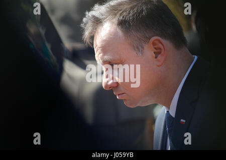 Warschau, Polen. 10. April 2017. Der polnische Präsident Andrzej Duda besucht die Zeremonie zum siebten Jahrestag des Flugzeugabsturzes in Smolensk Russland an den Warschauer Powazki Militärfriedhof in Warschau, die Hauptstadt von Polen, 10. April 2017. Polen war am Montag der siebten Jahrestag des Flugzeugabsturzes in dem 96 polnischen Menschen, einschließlich der dann-polnischen Präsidenten Lech Kaczynski getötet wurden. Bildnachweis: Jaap Aires/Xinhua/Alamy Live-Nachrichten Stockfoto