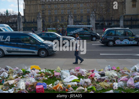 Parliament Square, London, UK. 10. April 2017. Voller Kraft Beerdigung von PC Keith Palmer, getötet in der Westminster-Terroranschlag vom 22. März, findet in der Southwark Cathedral am Montag 10. April um 14:00. Fußgängern und Verkehr übergeben die Blütenpracht in Parliament Square im Gedenken derer, die bei dem Angriff getötet. Bildnachweis: Malcolm Park Leitartikel/Alamy Live-Nachrichten. Stockfoto