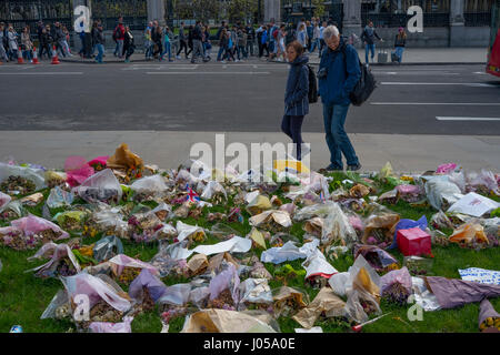 Parliament Square, London, UK. 10. April 2017. Voller Kraft Beerdigung von PC Keith Palmer, getötet in der Westminster-Terroranschlag vom 22. März, findet in der Southwark Cathedral am Montag 10. April um 14:00. Fußgänger passieren die Blütenpracht in Parliament Square im Gedenken derer, die bei dem Angriff getötet. Bildnachweis: Malcolm Park Leitartikel/Alamy Live-Nachrichten. Stockfoto